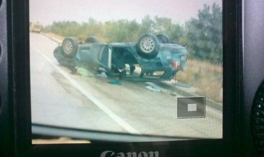 Na cesti pokraj Knina na krov se prevrnuo Audi A3