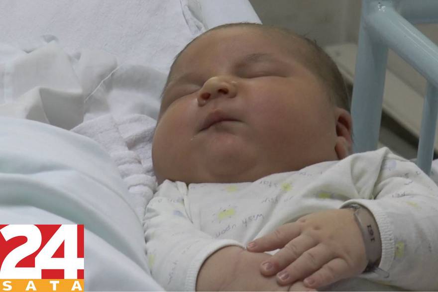 Najveća beba u regiji: Suzana iz Srbije rodila je dječaka rekordera teškog 6.4 kg
