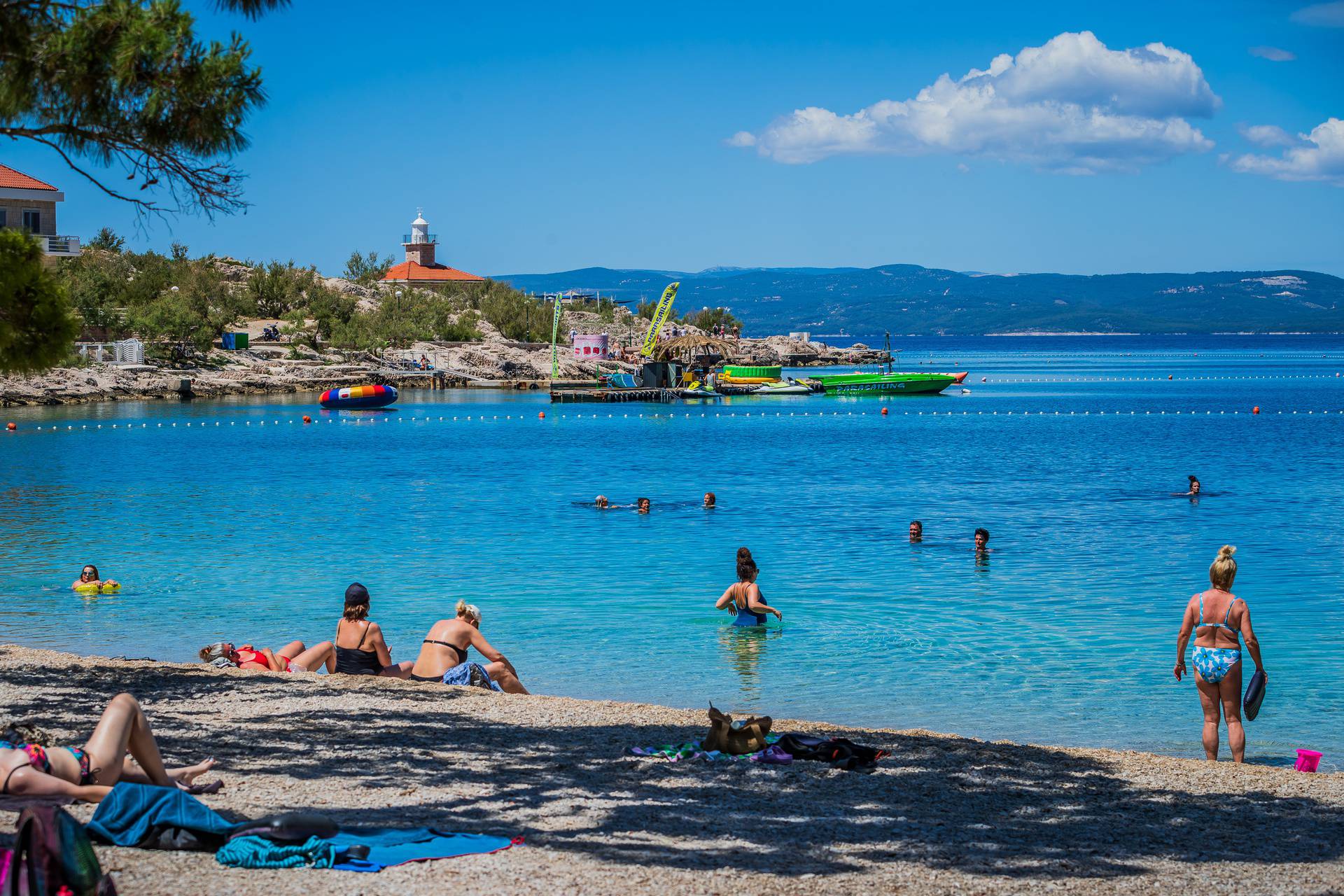 Turisti uživaju u kupanju na gradskoj plaži u Makarskoj