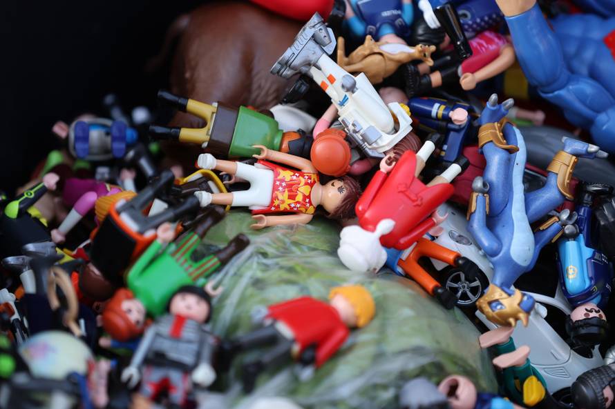 Zagreb: Dječje figurice odbačene u kantu za  smeće