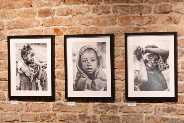 Osijek: Svečano otvorenje izložbe fotografija fotoreporterke Pixsella Emice Elveđi "Srce za Afriku"
