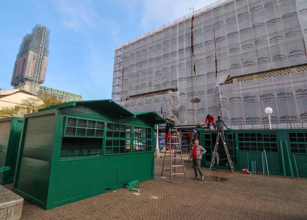 Zagreb: Postavljanje adventskih kućica na Trgu bana Josipa Jelačića