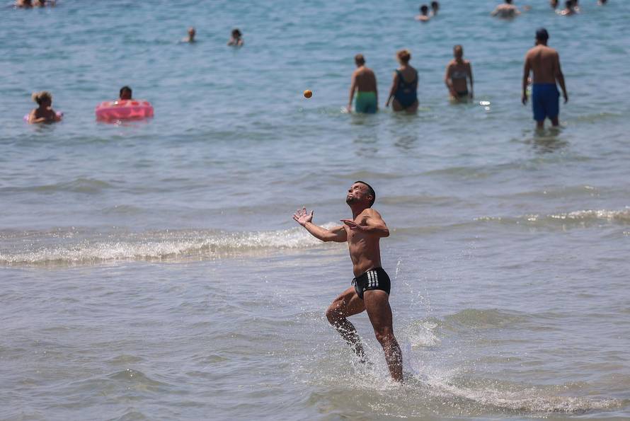 Split: 34 stupnja Celzijevih mnoge su Splićane natjerali na plaže