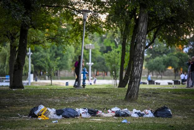 Zagreb: Uz jezero Bundek i dalje stoje hrpe otpada s koncerta i bačene hrane
