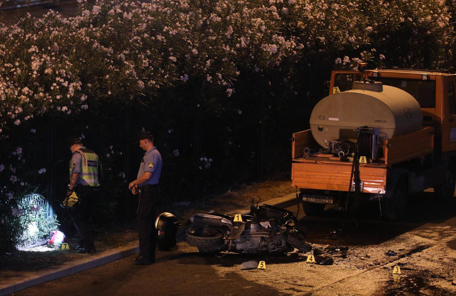Split: Motociklist naletio na cisternu, preminuo je u splitskoj bolnici
