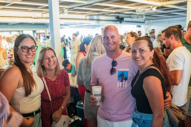 Split: Koncert u čast Oliveru Dragojeviću  na trajektu za Velu Luku