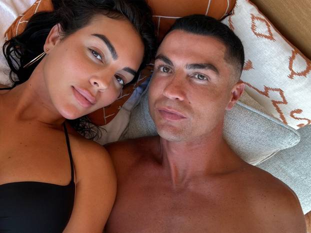 FOTO Georgina na ljetovanju izbacila bujne grudi, ali su svi gledali u ogromni dijamant