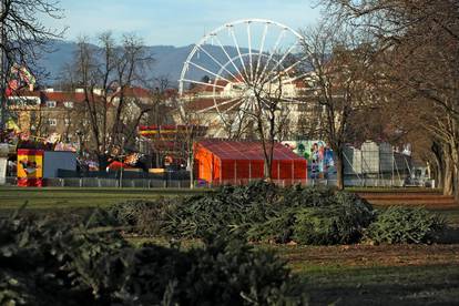 Zagreb: Veliki broj odbačenih božićnih drvaca na Trgu dr. Franje Tuđmana