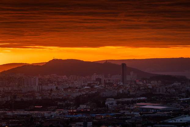 Mravince: Pogled na Split i zalazak sunca iza tmurnih oblaka