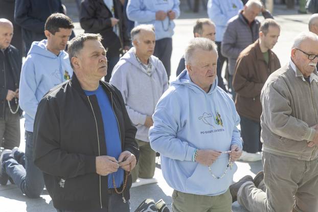 Osijek: Molitelji i protuprosvjednici okupili se ispred konkatedrale