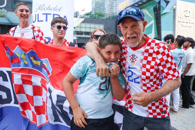 SP 2026 Toronto: Ispred Hotela Delta zajedničko fotografiranje odradili su hrvatski i portugalski navijači