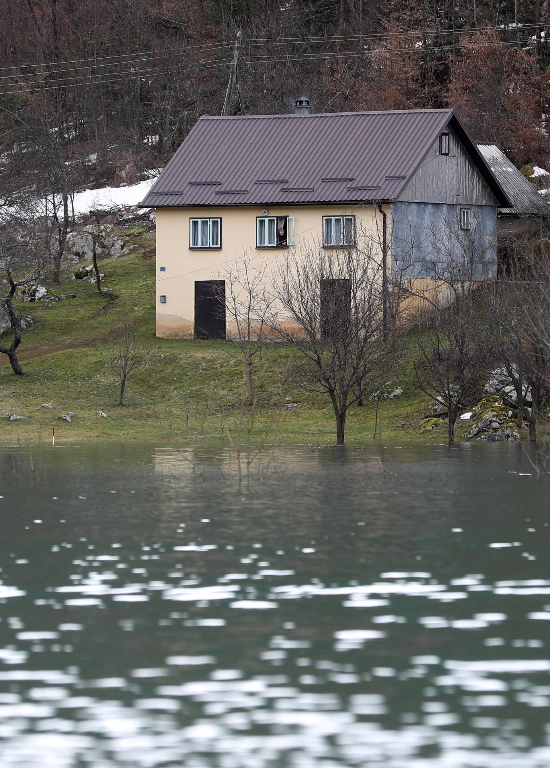 Izlila se Lika i poplavila Kosinj: U Jasenovcu se grade nasipi...