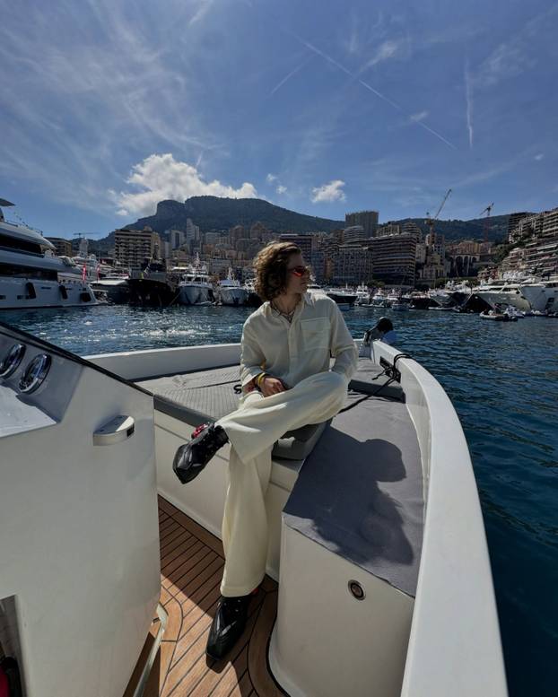 FOTO 'Alpski modni mačak' voli nositi bunde, suknje i lakirati nokte. Sad dominira skijanjem