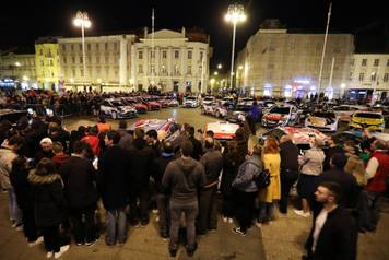 Zagreb: WRC automobili  na glavom gradskom trgu privukli veliku pažnju građana