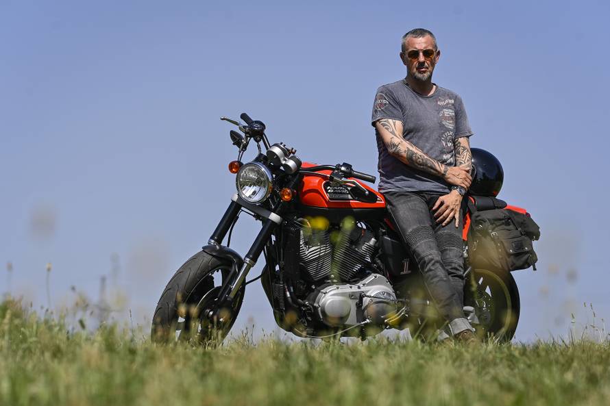 Zagreb:  Pjevač Sandi Cenov 