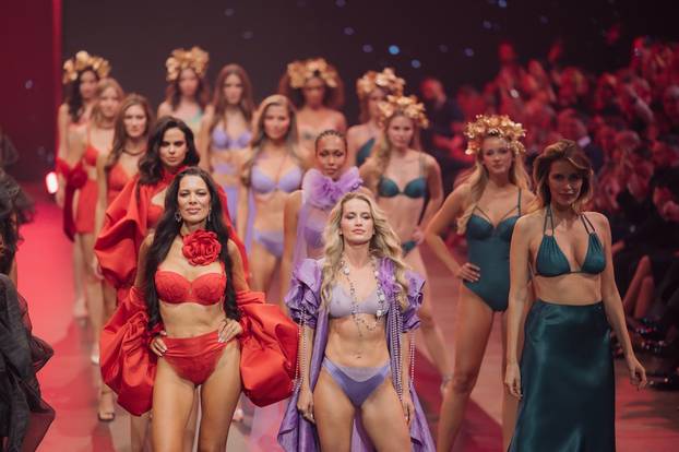 FOTO Lisca svoju 70. obljetnicu proslavila spektakularnom revijom donjeg rublja