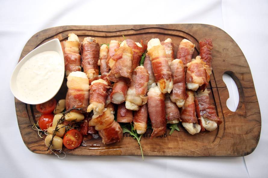 Split: U sklopu Gastro adventa Å¾upan i novinari upalili prvu adventsku svijeÄu