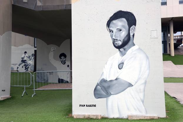 Split: Ususret 114. rođendanU Hajduka na zgradi Sveučilišta naslikani su murali nogometaša