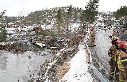 Norveška: Minirali cestu, a kuće su otklizale u zaljev