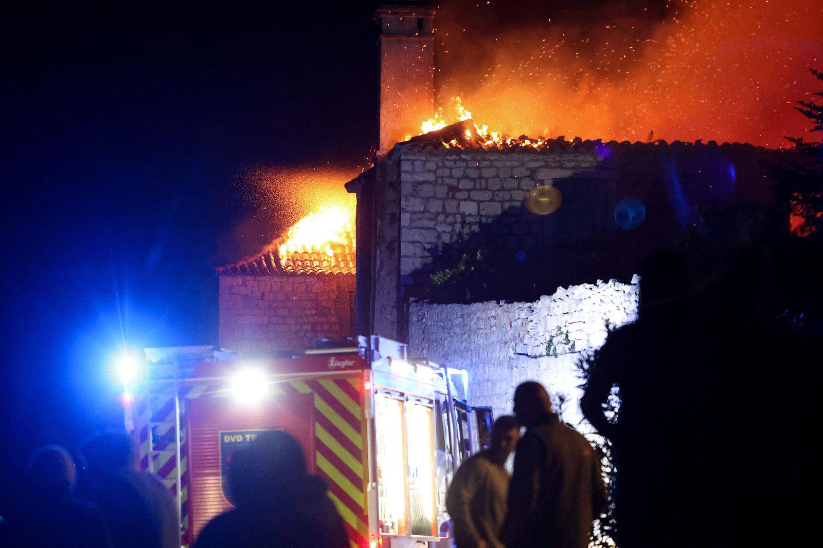 Veliki požar zahvatio samostan i crkvu Sv. Križa na Čiovu