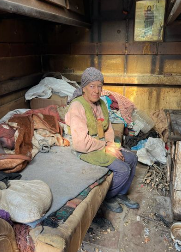 Baka Ljubinka iz Srbije živjela je u raspadnutom kontejneru s miševima. Dobila je  novi dom