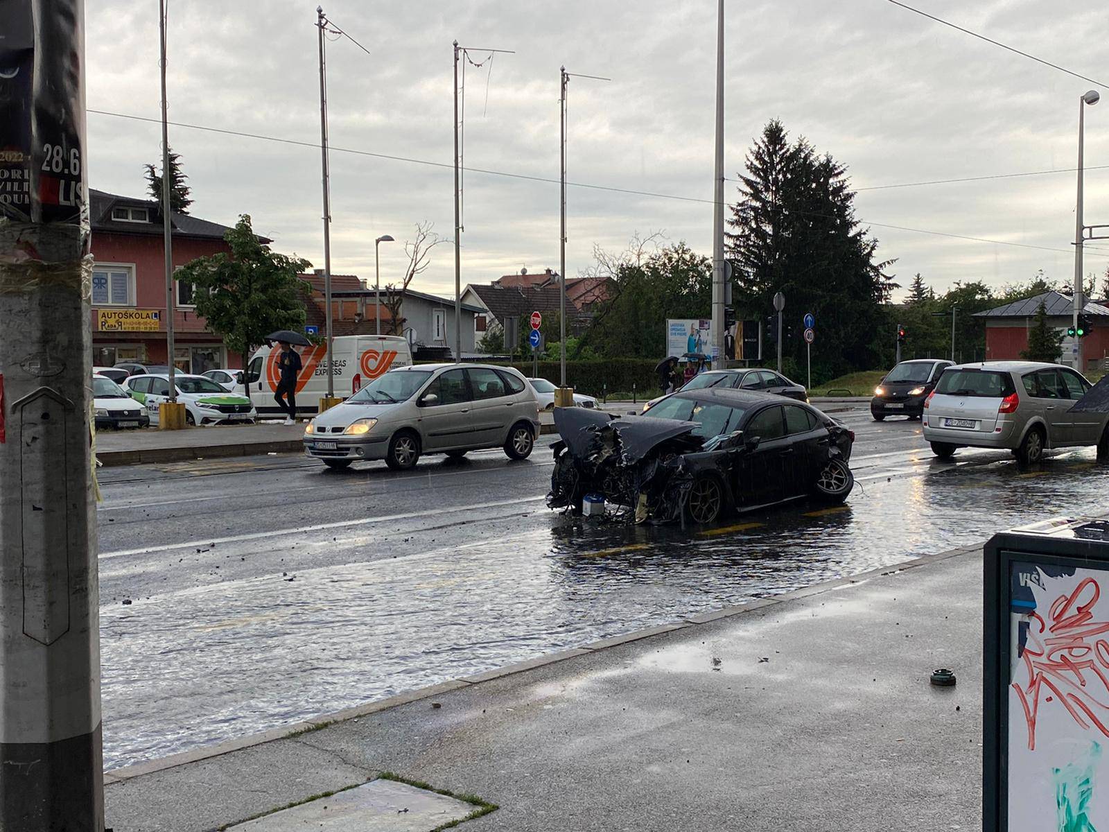 VIDEO Krš i lom u Dubravi: Lexusom pomeo hidrant, voda šikljala nekoliko metara u zrak