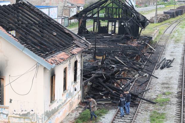 Osijek: Očevid jučerašnjeg požara na barakama uz prugu