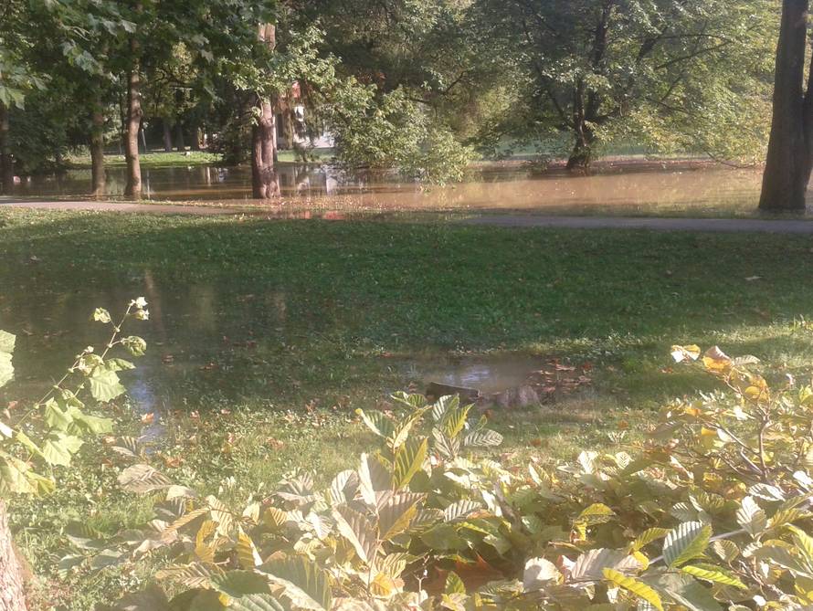 Bukovačka je bila pod vodom: Upao u rupu i skoro se utopio