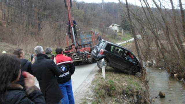 Vozačica sletjela u potok kod Krapine, vozilo izvlačio kran