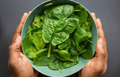 Dodajte špinat u fritaju ili finu salatu: Vrlo je hranjiv i zdrav
