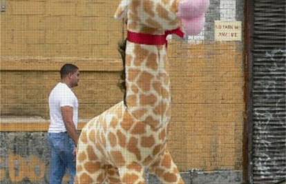 Pijan htio silovati plišanu žirafu i odvesti ju kući