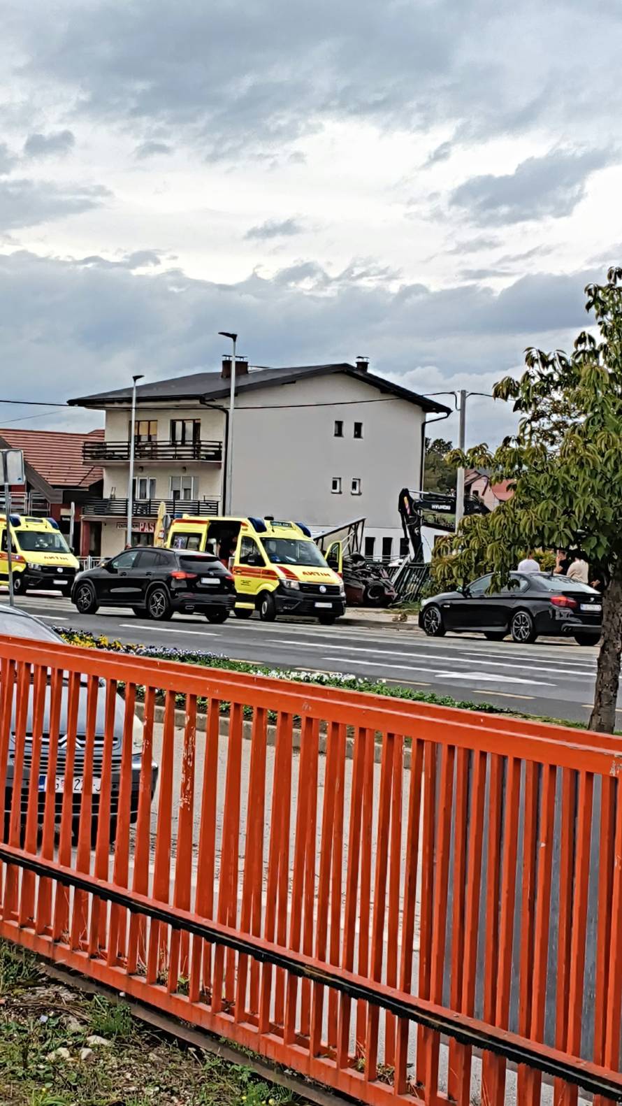 Strašna nesreća u Jaski! Autom razbio stanicu za bus. Imamo prve fotke. Dvoje je u bolnici