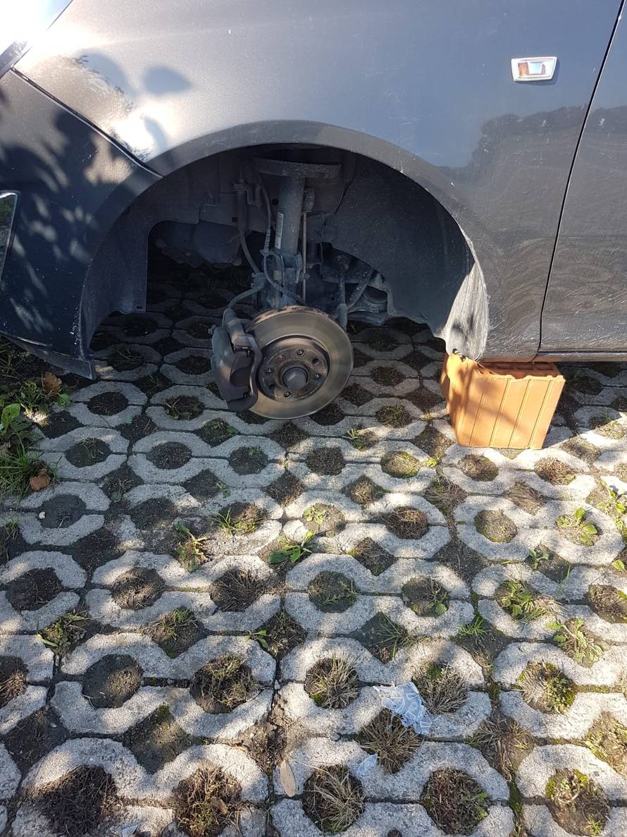 Dok je liječnica radila noćnu, s auta su joj skinuli sve kotače