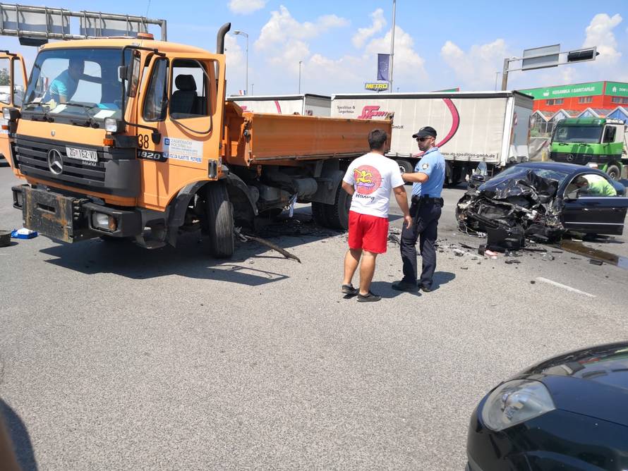 Nesreća na Slavonskoj aveniji: Auto smrskan, ima ozlijeđenih