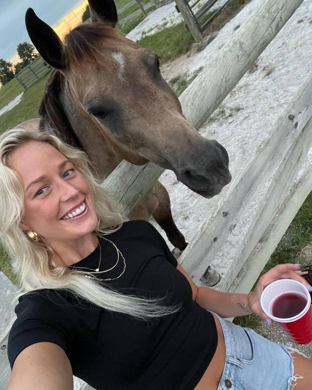 FOTO Ona je 'žena s farme', a jednim potezom osigurala si je milijune. E da, fotić ju obožava