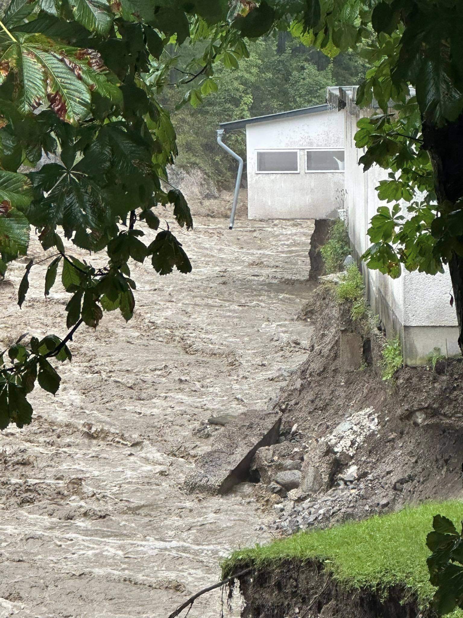 Strašno nevrijeme u susjedstvu:  Jezive scene na ulicama, bujice vode nose sve pred sobom...