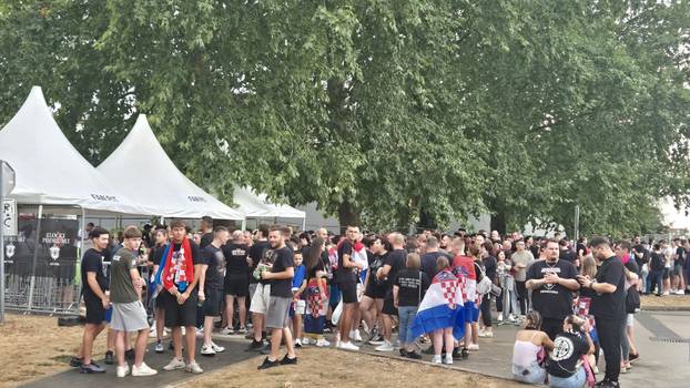 FOTO Grad Heroj je pun zastava: Pogledajte atmosferu  uoči Thompsonovog koncerta