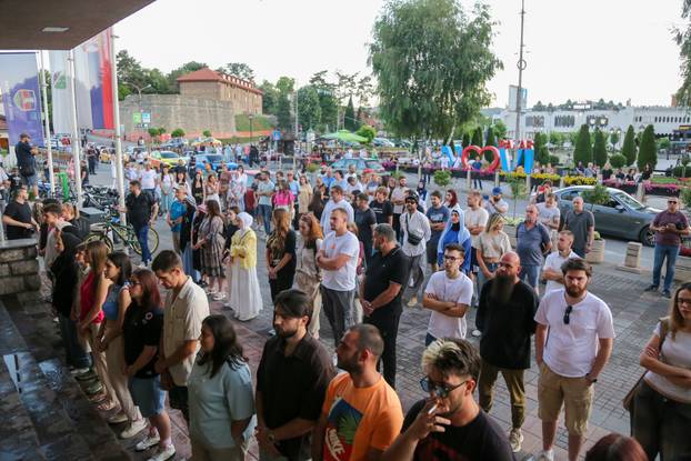 Novi Pazar: Građani i studenti održali su 17 minuta tišine ispred Gradske uprave, nakon toga su nastavili blokirati magistralni put