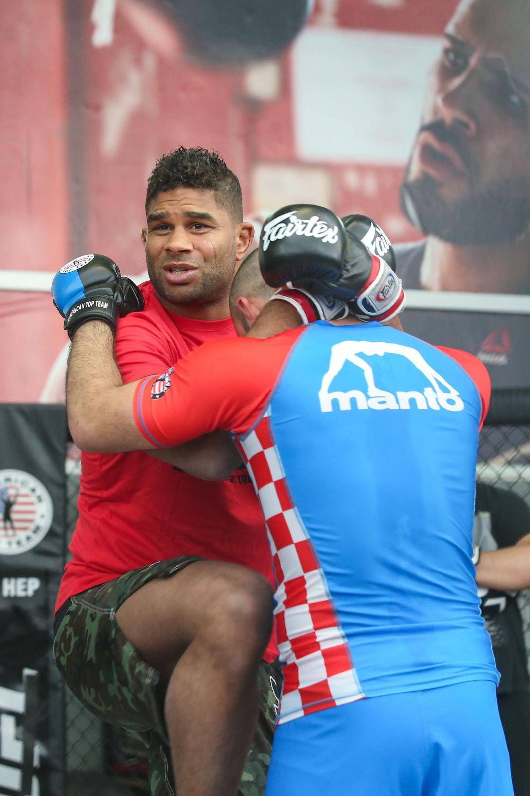 Zagreb:  MMA borac Alistair Overeem odrÅ¾ao pokazni trening i druÅ¾io se s navijaÄima