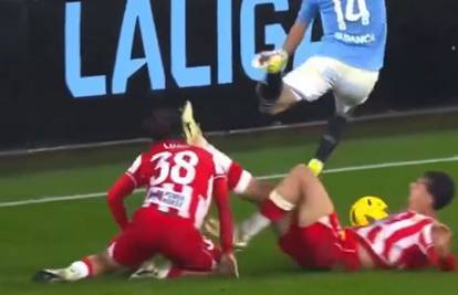 VIDEO Težak nokaut u La Ligi: Dobio nogom u glavu, s terena su ga morali iznijeti na nosilima