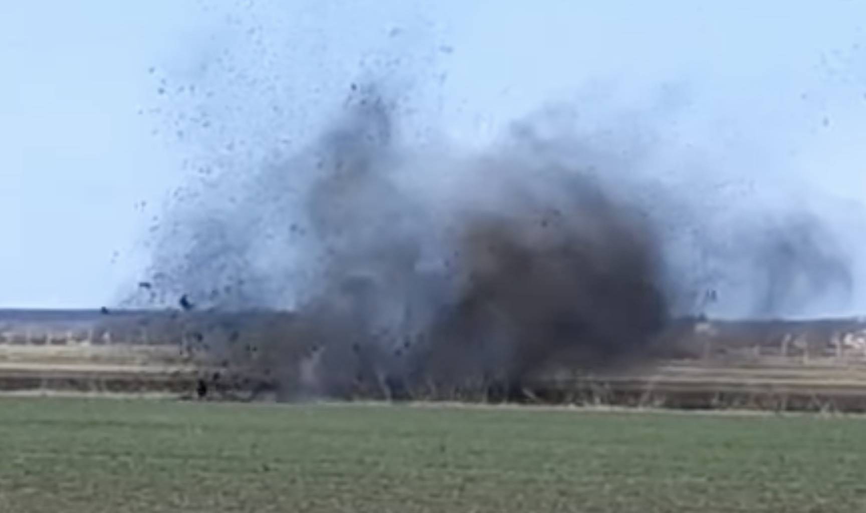 VIDEO U polju kod Ilače našao bombu iz Drugog svjetskog rata: Snimili kako su je uništili