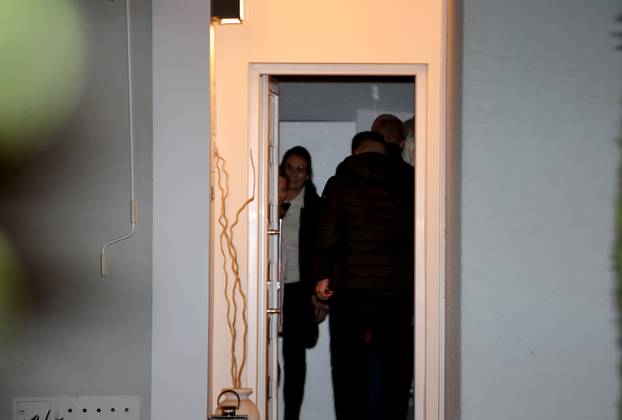 Dolazak inspektora u kuću Andrije Mikulića koji je uhićen u akciji USKOK-a
