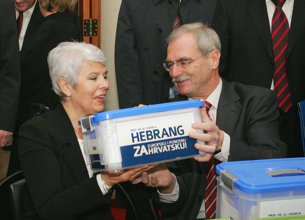 Zagreb: Predsjedni?ki kandidat Andrija Hebrang predao potpise za kandidaturu