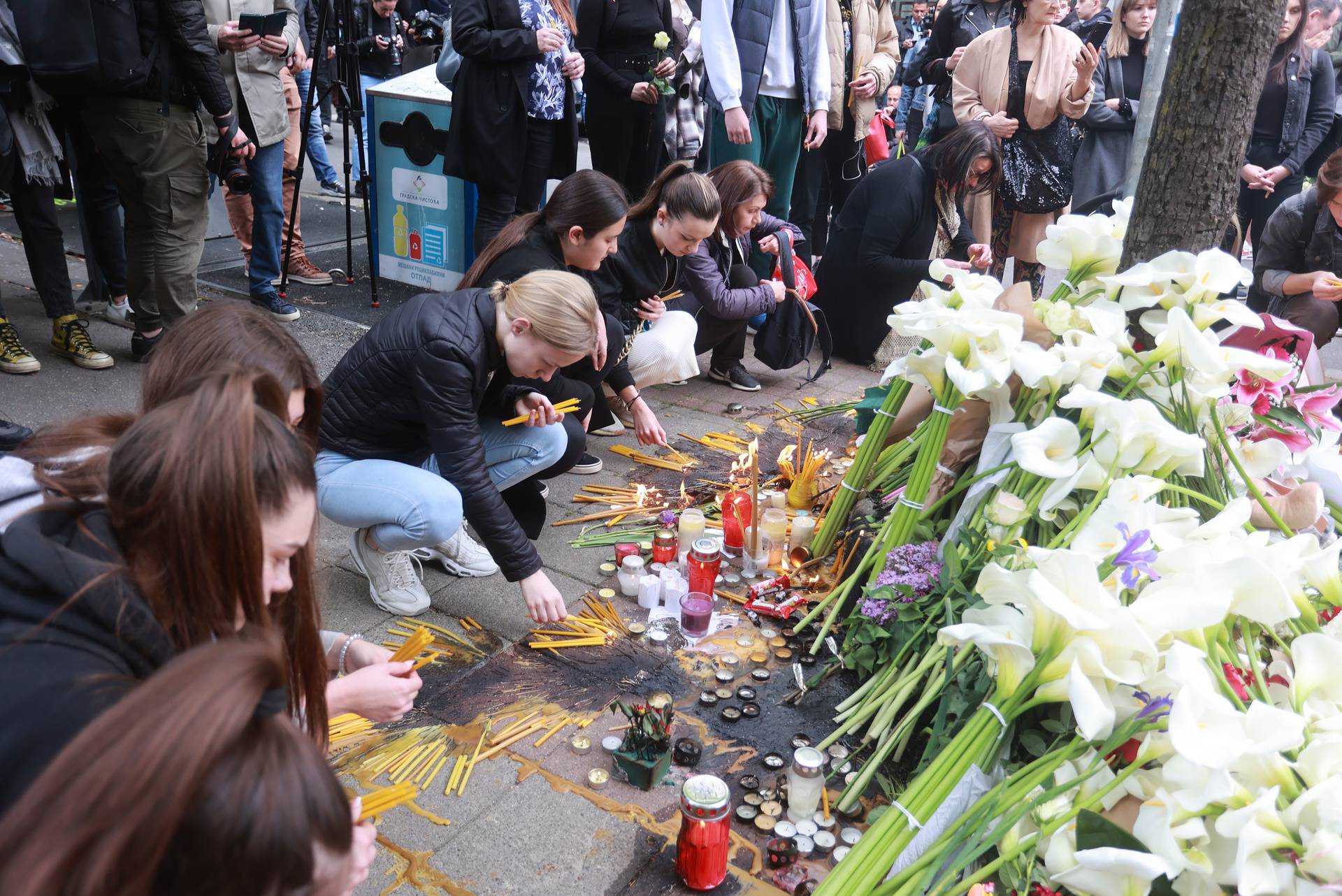 Beograd: Brojni učenici iz raznih škola zapalili svijeću i položili cvijeće na mjestu tragedije