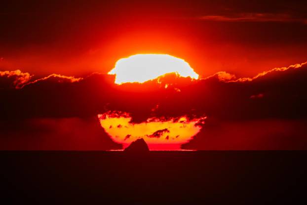 Prekrasan zalazak sunca iznad otočića Jabuka
