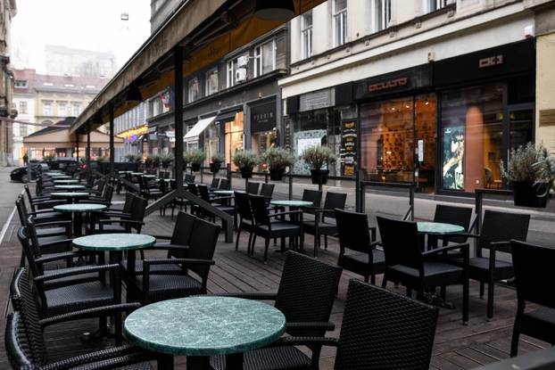 Zagreb: Puste terase zatvorenih ugostiteljsih objekata u centru grada