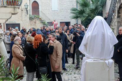 FOTO Otkriven spomenik Vinku Coci u njegovom rodnom Trogiru