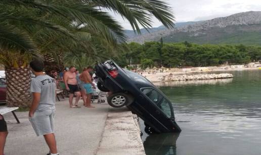 Zaboravio povući ručnu pa mu je automobil završio u moru