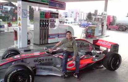 Formulu Lewisa Hamiltona izložili na benzinskoj crpki