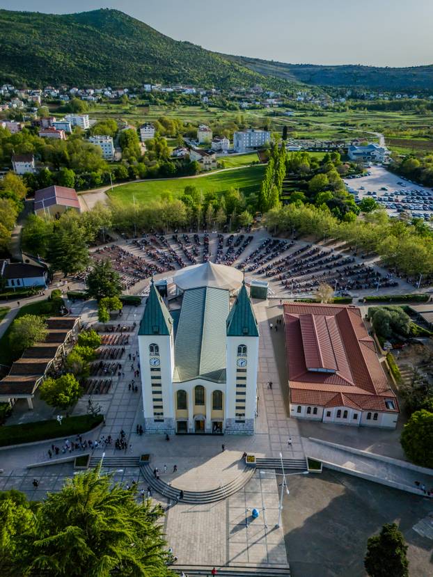 Međugorje: Poslijepodnevna misa ispred crkve sv. Jakova na Uskrs